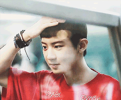 oh-luhans:  when chanyeol had to take his hat off for a picture 