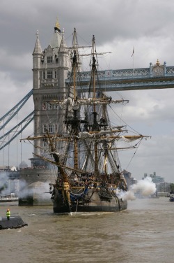 steampunktendencies:   A 282 year old   Swedish  East India Trading Company Ship returns to London for the first time since 1787.    The East Indiaman Gotheborg III Götheborg is a sailing replica of an 18th-century Swedish East Indiaman. It is the world’s