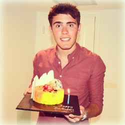 pointlessblogtv:  My family surprised me with an amazing birthday cake this morning in Greece!