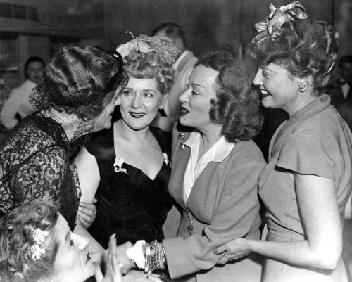 Harriet Kreisler, Mary Pickford, Gloria Swanson, and Jeanette MacDonald at the Stork Club in 1944.
