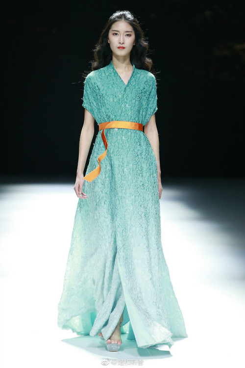 dressesofchina:楚和听香’s Tang-dynasty inspired 2019 Spring collection