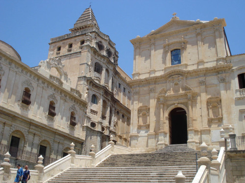 ferribotti:  Noto - Chiesa Santissimo SalvatoreUn complesso scenografico con Chiesa, monastero e seminario. La chiesa è un esempio del passaggio del tardo barocco siciliano che qui a noto fiorisce in nuovo neoclassicismo perdendo le immagini floreali,