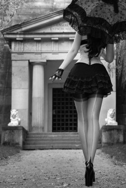 gothdolly:  Always go to other people’s funerals, otherwise they won’t come to yours ☠*.¸¸. ✶ ☠ *♪ ♫  