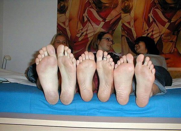 bratfeet:This is the former Bratfeetslaves I had 500 followers, please reblog so