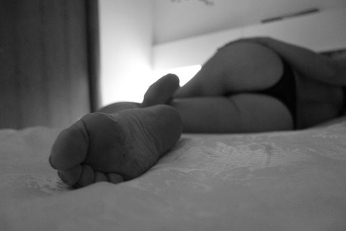esibizionistaio: Reblog please.  Sempre lei. sempre la mia parte preferita del suo corpo. piedi