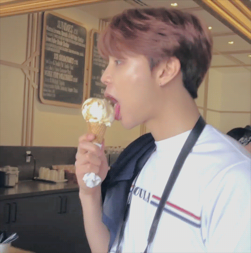 romsae: ohbaibeeitsyou: NCT in LA // Johnny  @jonisuh
