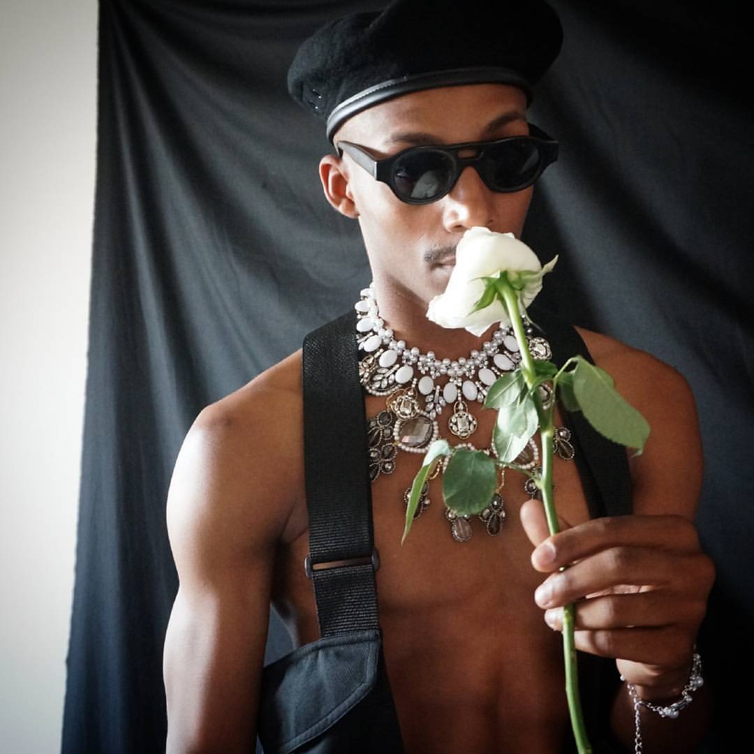 Can you smell the roses?
📷👘: @coloredcraig, the freshest.
#fashion #mensfashion #jewelry #flowers #blackart #creative #glasses #malemodel #photography #craighasthebestideas