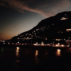 petit-poids:  #amalfi #amalficoast #summer #coast #night#lights  (at Amalfi Coast, Italy)  Hermoso