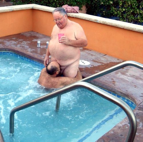 silverbadbear:  hankmiller1966:  I wonder if he’d be willing to share.  Nice 