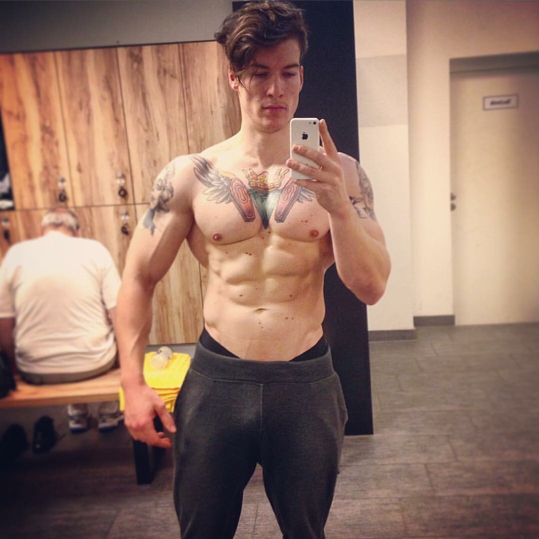 caesarwv:Tucker was working out at the gym with his buddies when the sf app on his
