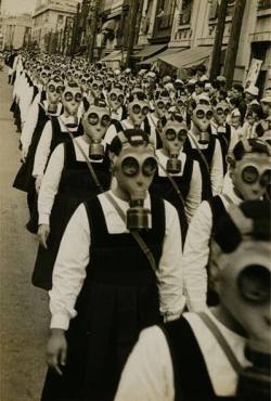 realidad-retorcida:   Niñas de la escuela con máscaras anti-gas.  Segunda Guerra Mundial.  