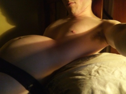 mpregfan:  Sneaky late night bloating. Haven’t done one in a while. Should definitely do them more often, or try to see if I can build some permanent bulge haha