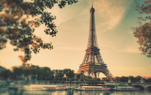 “La torre Eiffel sembrava un faro abbandonato sulla terra da una generazione scomparsa, da una gene