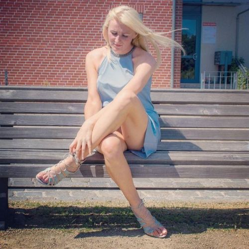 Blue dress, nude legs and lightblue Highheels - sitting on a bench ift.tt/2vv9f2u