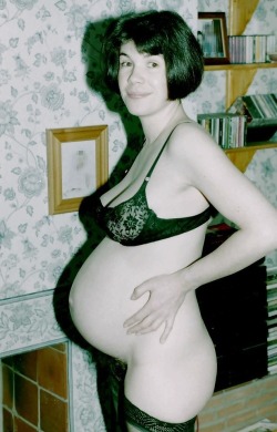 sexypregnanthotties: For more sexy pregnant