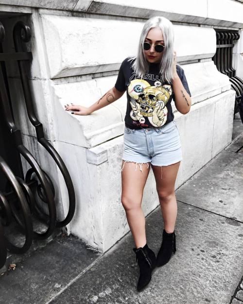 Vintage Metallica tee ✔️ Cut off Levis ✔️ Black booties (@matisse_footwear) ✔️ #uniform (at Manhatta