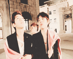 eteru:  23 / INFINITE making story in LA → myungsoo and woohyun share a blanket ლ(❛◡❛✿)ლ