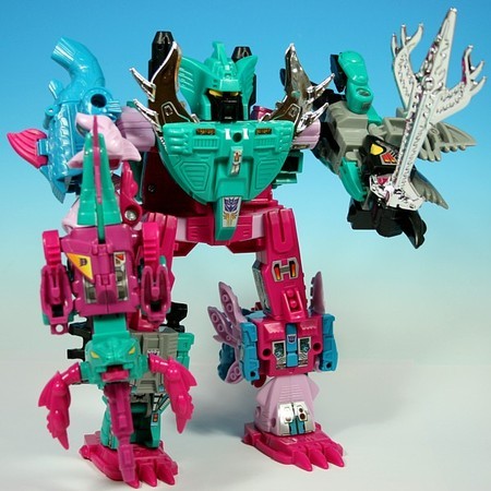 #トランスフォーマー 昨今のTFは剣を武装するキャラが増えたと思います。 ヴィクトリオンも剣がメイン武装。 アドベンチャーのビーですら剣を使いますね。 トランスフォーマープライムの頃もマトリクスセイバ
