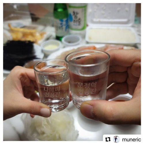  2021.12.05 Shinhwa’s Eric Instagram Update: Na Hyemi’s exclusive glass, Moon Junghyuk’s