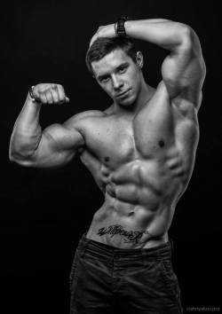 turingboys:  Russian muscled hotness in B&W: