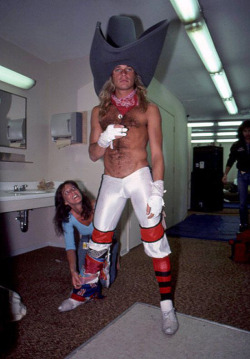 retropopcult:Van Halen’s David Lee Roth poses backstage wearing a giant cowboy hat at a concert in Detroit Michigan in 1981.