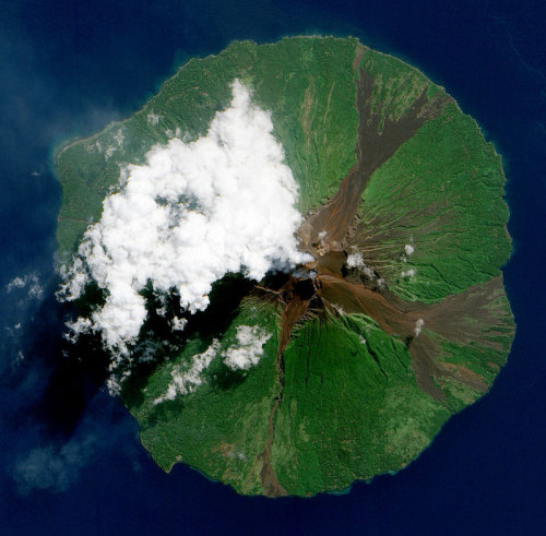 blunt-science:  An image taken from space of the eruption of Manam volcano, Papua New Guinea. (Via NASA) 