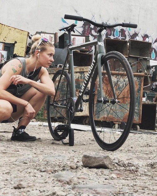 fixiegirls: Repost from @whatshappeningheidi || Inspecting that pursuit.www.instagram.com/p/