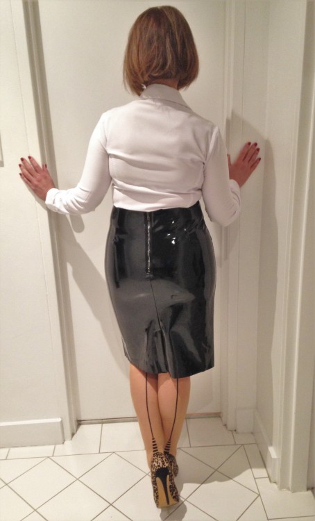 ginawearsffseams1964: Another Friday night out option is my gorgeous PVC pencil skirt from Honour. T