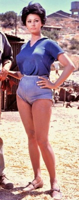 grapnel:Sophia Loren looking rather breathtaking. 