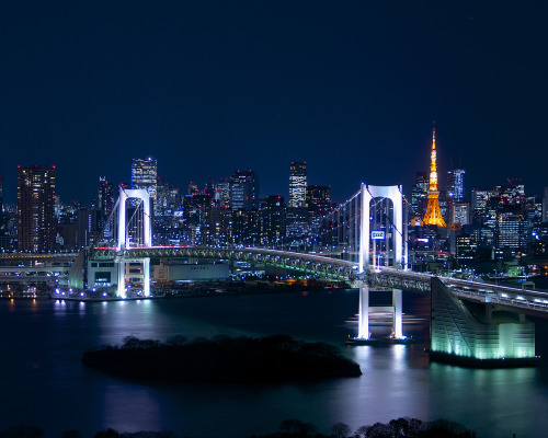 The Rainbow Bridge (レインボーブリッジ Reinbō burijji) is a suspension bridge crossing northern Tokyo Bay bet