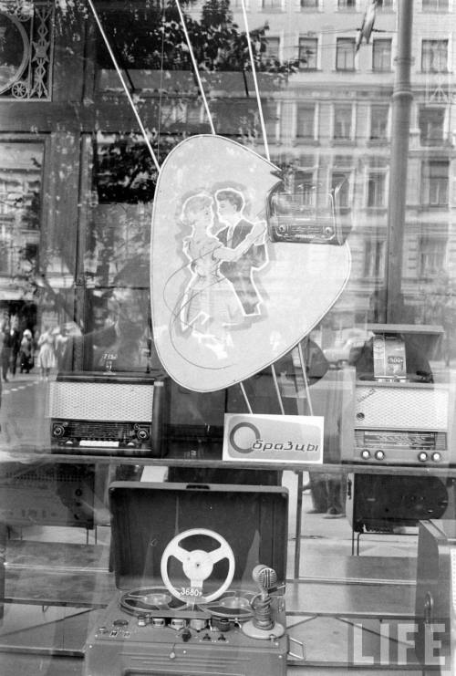 Soviet window display(Carl Mydans. 1960)