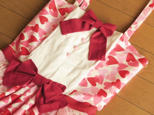 I AM BACK! ;)when I saw this fabric I thought it was perfect for a lolita dress in Valentine´s