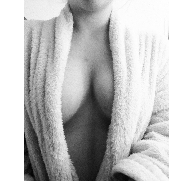 fucqmenow:  Crap photo i know but message me😏