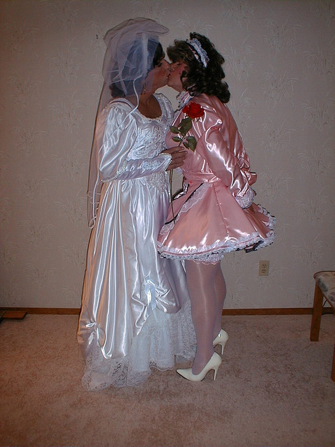 satintrudi:  tvhelper:  hansi24:  fedomsissy.tumblr.com/archive  the Dom in pink…nice  Heaven