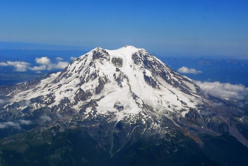 Deep magma reservoir below Mt Rainier Researchers from Norway and the US have mapped an 8 by 16 km m