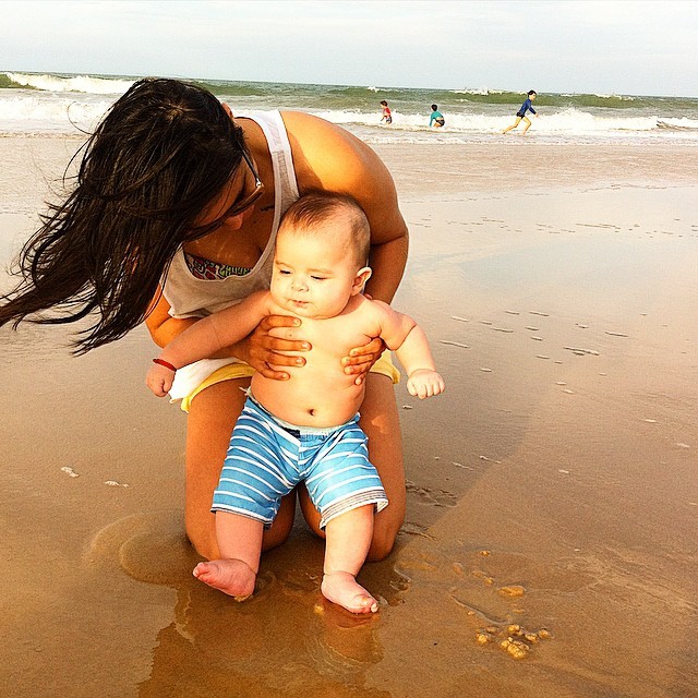 Primeira vez na praia. 👶🌊 (em Praia Do Pecem-Ceara)