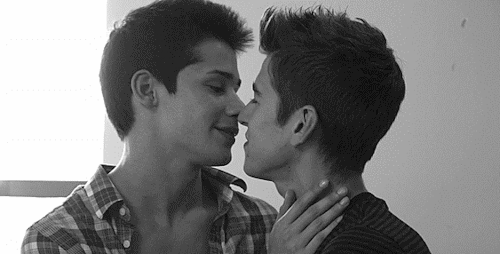 gayyyfeelingss:  just a kiss 🙊