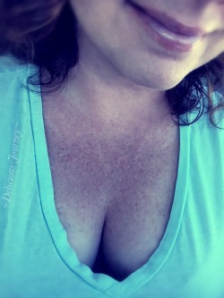 delicious-journey:  curiouswinekitten2:  I caught some car cleavage while out and about today. Have a joyous Sunday, @curiouswinekitten2!😘  💛💛💛. Beautiful as always!  I hope the week brings you some Spring sunshine, Tumblrs☀️