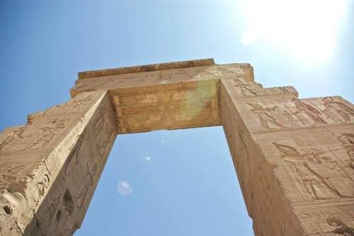  the Monumental Gate (north) of the Sanctuary of the Goddess Hathor at Nitentóre (Dendera) 