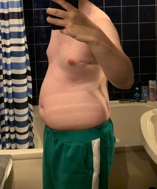 secretdiariesofafatboy:  10 days between these pics, 10lbs heavier, that magic 200 is getting closer. Feel so much bigger. 