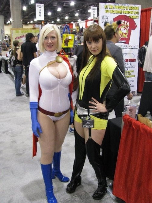 whatimightbecosplaying:  katiepandacosplay: PowerGirl and I at Phoenix Comicon 2011 Awesome Silk Spectre! 