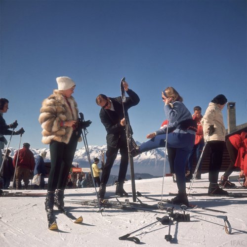 Slim Aarons. Skiers at Verbier (Aarons Estate Edition) 1964
