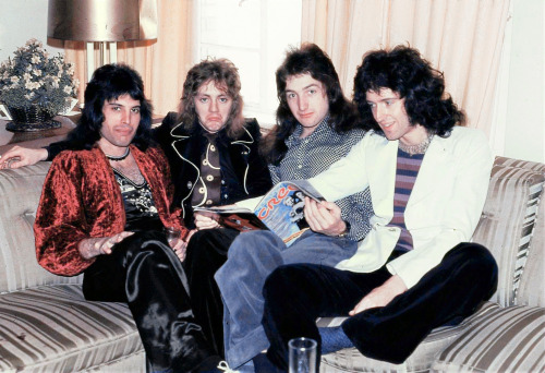 fuckyeahmercury: Queen reading Creem magazine in their hotel room in New York – 1974Photos by Linda 