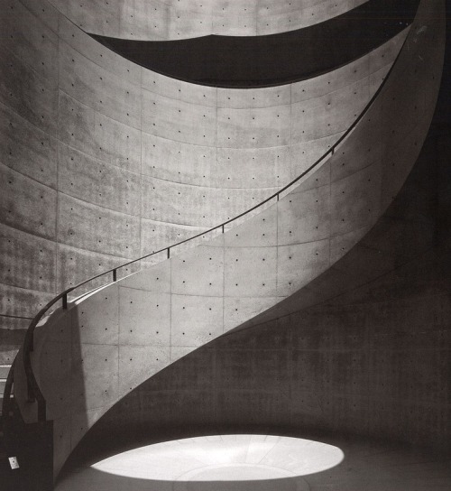 enochliew:Hyōgo Prefectural Museum of Art by Tadao AndoThe spiral staircase also functions as a devi
