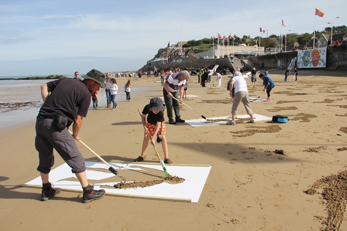 odditiesoflife:  9,000 Fallen Soldiers Stenciled into Sand at Normandy Beach To commemorate