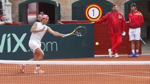 loveequalsnothing:Rafael Nadal practicing in Valencia with Team Spain (via x, x)