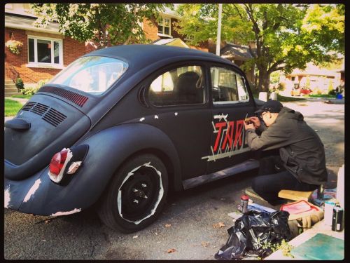 Wizard @patbuck_thekid laying down some sweet graphics on WIZARD 1, our beloved 1973 Vw beetle!! A q