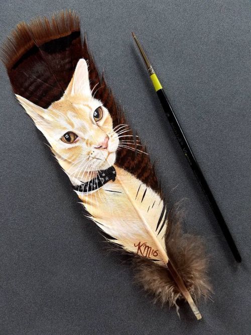  ARTIST USES DELICATE FEATHERS AS CANVAS FOR HER REALISTIC ANIMAL PORTRAITS 