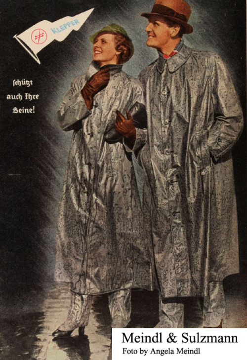 Werbung für das neue Klepper-Rillenlüftungssystem 1952 (oben) Vintage Klepper Rubber Raincoats, an important sexual fetishism object in Germany and beyond