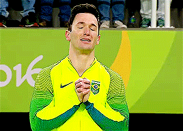 elvishgirl:  Diego Hypolito - Medalha de prata/ Silver medal:    “Já caí de bunda em Pequim, caí de cara em Londres, agora vou cair de pé para o pódio no Rio.” (2014)   Hoje é o dia mais emocionante da minha vida. Eu me propus a vir aqui depois